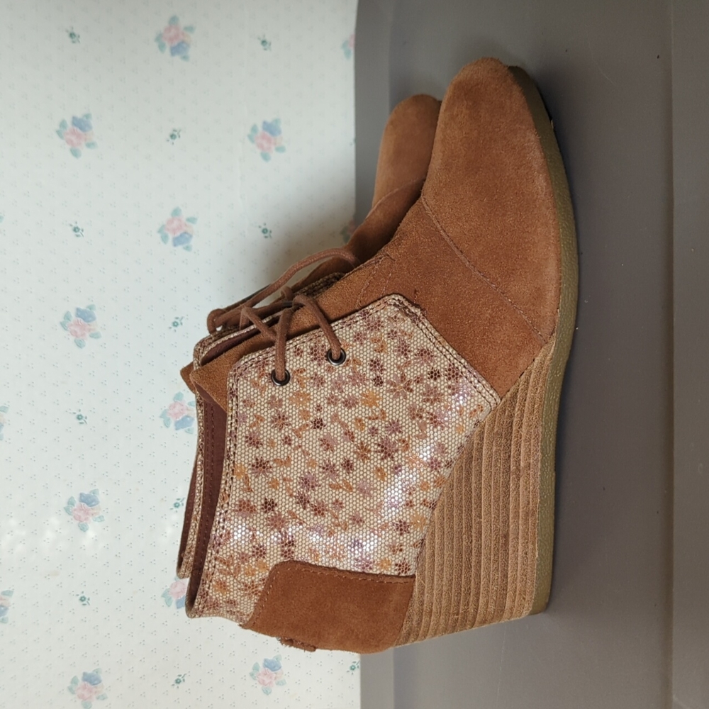 TOMS 🐦 Desert Wedge Bootie 🏜️ Suede and Printed Floral Leather